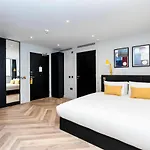 فندق Staycity Tivoli 4*