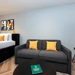فندق Staycity Tivoli 4*