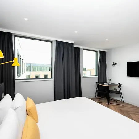 فندق Staycity Tivoli 4*