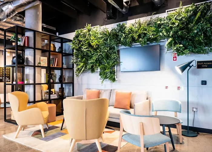 מלון Staycity Tivoli 4*