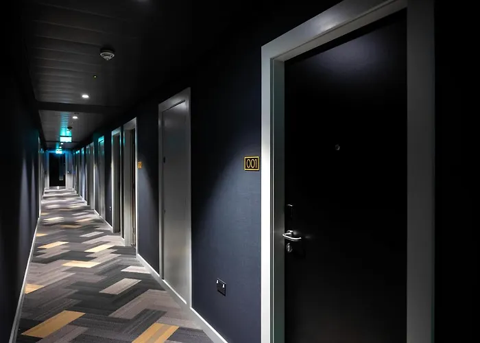 מלון Staycity Tivoli 4*