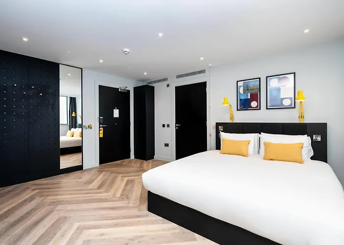 מלון Staycity Tivoli 4*