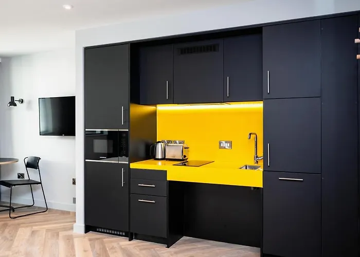 מלון Staycity Tivoli 4*